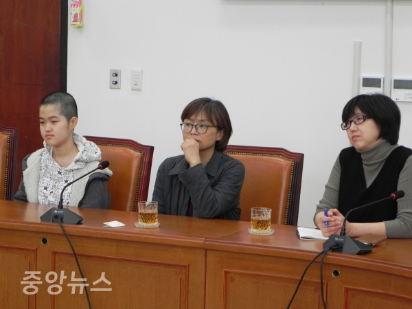 배경내 공동집행위원장(가운데)은 바른미래당의 계획에 대해 물었다. (사진=박효영 기자)