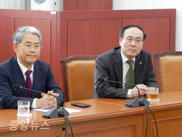 김동철 원내대표(왼쪽)와 오세정 의원(오른쪽)의 모습. (사진=박효영 기자)