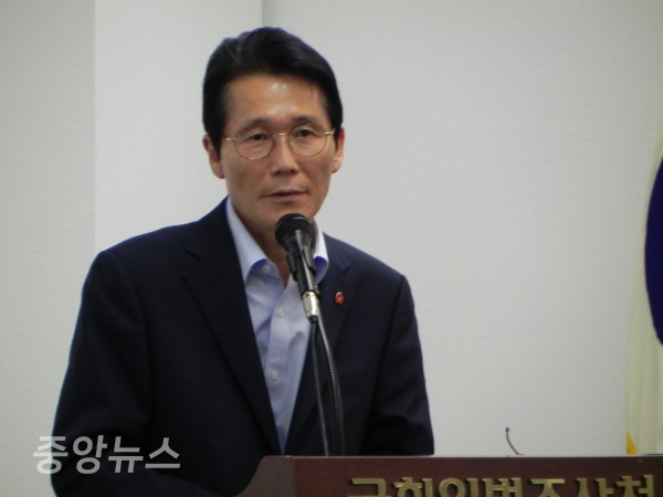 윤소하 의원은 두 당의 릴레이 협상에 참여한 만큼 남다른 소감을 밝혔고 처음에는 다른 목소리를 내고 싶었다고도 말했다. (사진=박효영 기자)