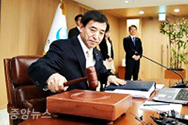지난 1월 18일 금융통화위원회에 참석한 이주열 한국은행 총재. (사진=한국은행 제공)