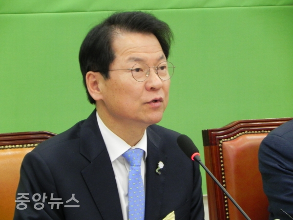 천정배 의원이 지난달 26일 기자간담회를 열고 평화당의 개헌안을 발표했다. (사진=박효영 기자)