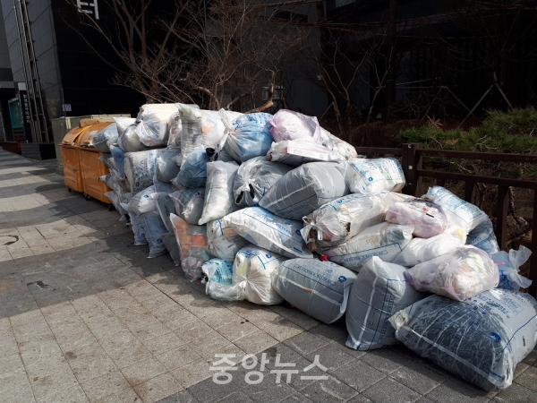 분리수거된 재활용 쓰레기가 쌓여 있는 현장.박기연 기자.