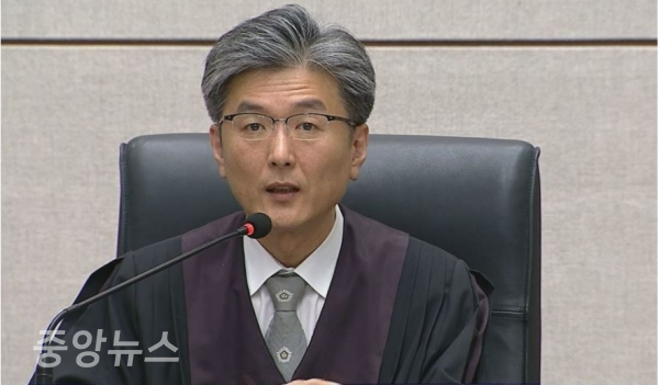 김 부장판사는 1시간 40여분에 걸쳐 판결문을 읽어내려 갔다. (사진=연합뉴스TV)