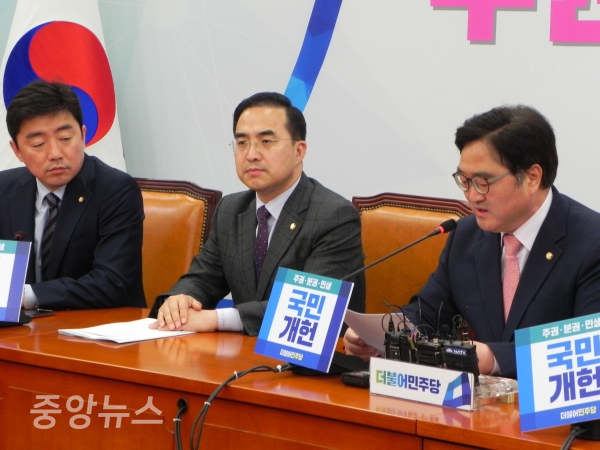 박홍근 의원이 박근혜 정권 당시 발의했던 법안을 빌미로 야당은 내로남불이라고 맹공격하고 있다. (사진=박효영 기자)