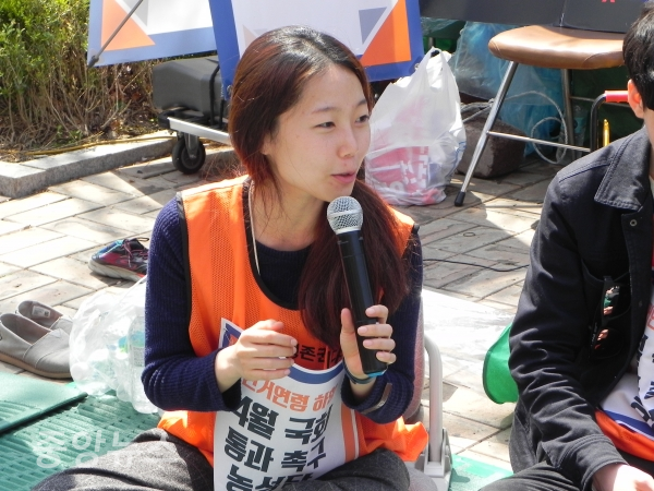 제정연대의 언론 담당을 하고 있는 강민진 활동가가 표 의원에게 질문하고 있다. (사진=박효영 기자)
