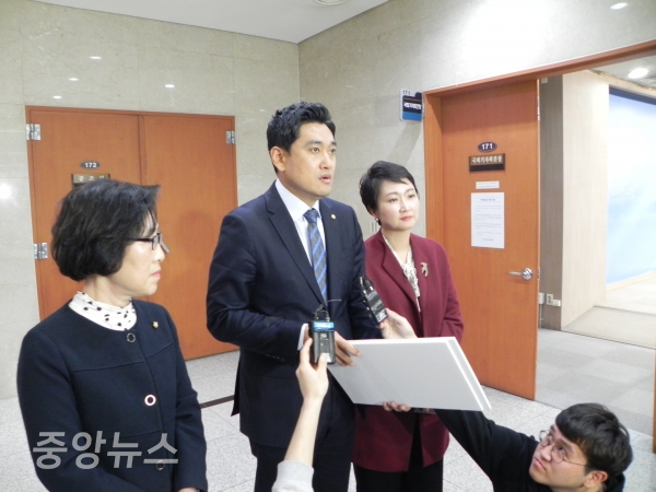 기자들의 질의에 단호한 입장을 재차 강조하는 바른미래당 의원들. (사진=박효영 기자)