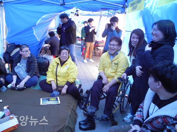 정의당 소속 장애인 두 사람이 농성장을 자주 방문했다. (사진=박효영 기자)