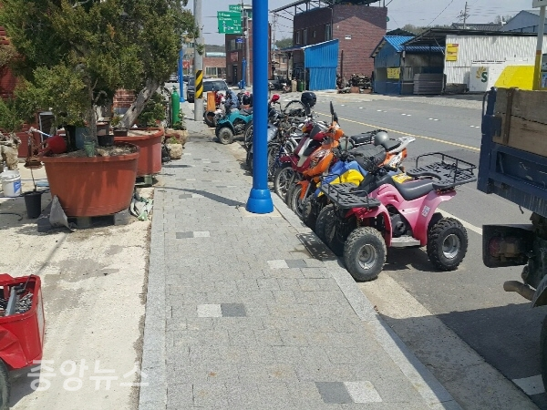 도로를 불법점용한 수십대의오토바이(사진=박미화기자)