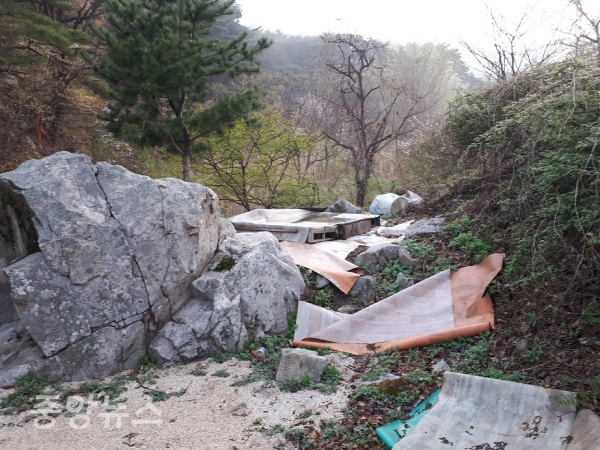 서산시 해미면 산수리계곡에 평상과 쓰레기더미가 무더기로 버려져 있다. (사진=박기연 기자)