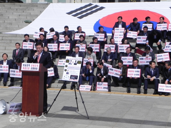한국당은 17일부터 국회 본청 계단 앞에 천막 농성장을 설치했다. (사진=박효영 기자)