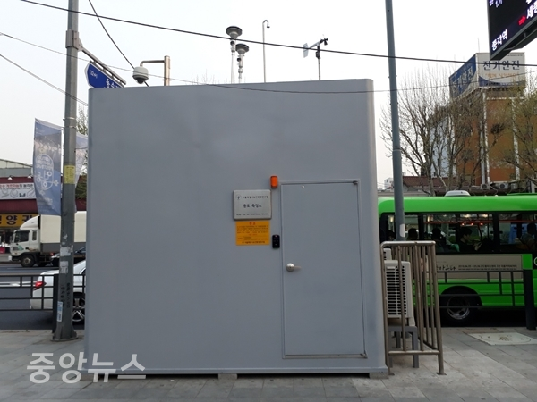 서울시의 종묘공원 앞 대기질 측정소 (사진=신현지 기자)