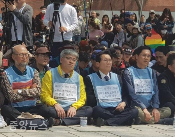 20일 서울 마로니에 공원에서 진행된 '420장애인차별철폐의날' 행사에 참석한 윤소하 의원. (사진=박효영 기자)