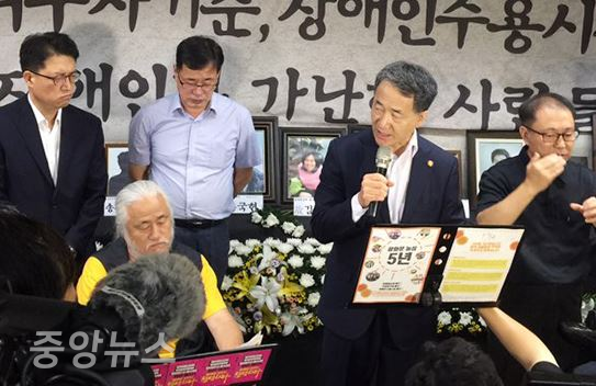 박능후 장관은 지난해 8월 광화문역에 마련된 농성장을 직접 찾아 3대 적폐에 대해 폐지하겠다고 약속했다. (사진=전국장애인차별철폐연대)