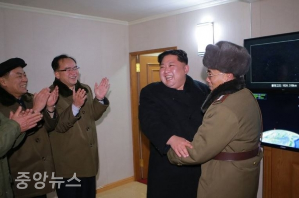 2017년 11월 화성-15형 시험발사를 참관하는 김정은 위원장이 환하게 웃고 있다. (사진=연합뉴스 제공)