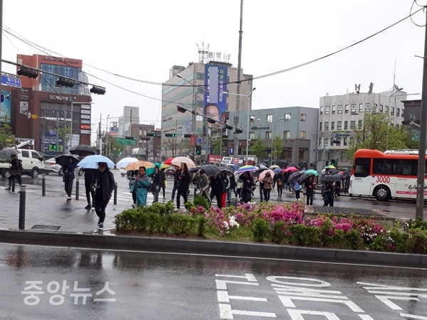전국적으로 비가 내리는 가운데 합정역 부근의 시민들의 모습(사진=신현지 기자)