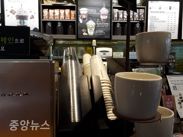 커피매장에 준비 되어 있는 1회용컵 (사진=신현지 기자)