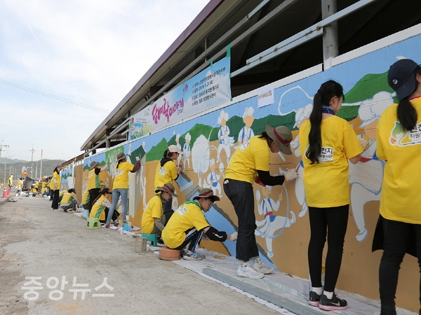 신천지자원봉사단의 벽화 그리기(사진=신천지자원봉사단 대구·경북지부 제공)