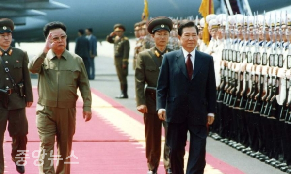 2000년 6월13일 평양에서 김정일 위원장과 김대중 대통령이 북한군 의장대의 사열을 받고 있다. 문재인 대통령과 김정은 위원장도 우리 국군의 사열을 받을 예정이다. (사진=연합뉴스 제공)