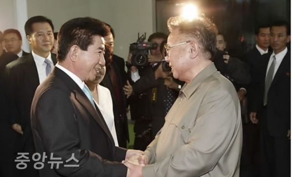 2007년 10월4일 노무현 대통령과 김정일 국방위원장이 만나서 악수하고 있다. (사진=연합뉴스 제공)