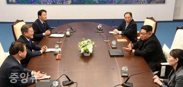 회담장에 마주 앉아 논의하고 있는 두 정상. (사진=연합뉴스 제공)