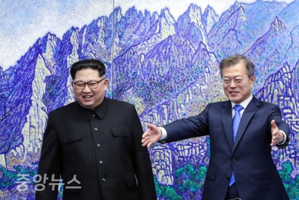백두산 작품 앞에서 환하게 웃고 있는 두 정상. (사진=연합뉴스 제공)