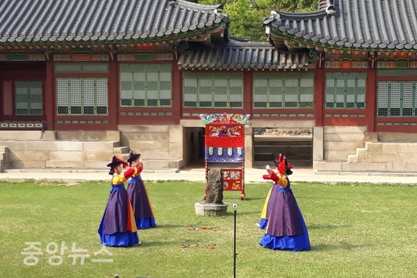 외국공사 접견례 연회에서 칼춤 (사진=신현지 기자)