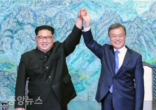 두 정상이 남북 경제협력을 이뤄낼 수 있을지 주목된다. (사진=연합뉴스 제공)