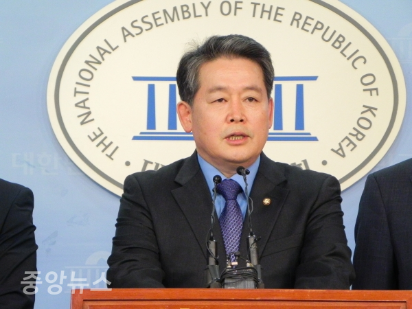 김경협 의원은 한국당에 젊은층을 위한 정책 개발에 힘을 써야지 선거권 연령 하향에 반대하면 안 된다고 촉구했다. (사진=박효영 기자)