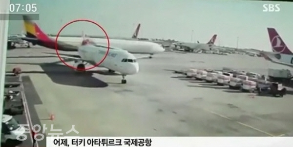 아시아나항공 여객기가 터키 이스탄불 공항에서 다른 항공기에 충돌했다(사진=sbs캡쳐)