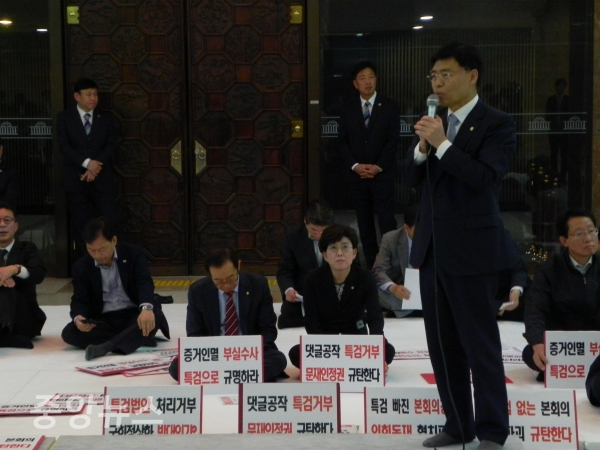 한국당 의원들과 당직자들은 국회 본청 로덴더홀에서 둘러앉아 특검법과 사직서 동시 처리를 요구하고 있다. 이게 받아 들여지지 않으면 본회의를 열 수 없다는 게 한국당의 입장이다. (사진=박효영 기자)