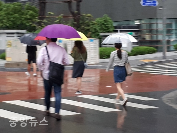 서울 경기지방에 17일 새벽 천둥번개를 동반한 많은 비가내려 출근길 시민들이 빗속네 우산을 받쳐들고 출근하고 있는 모습.(사진=중앙뉴스 박기연 기자)