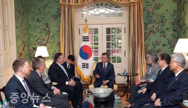한미 정상회담 전에 문 대통령은 볼턴 보좌관과 폼페이오 장관을 만났다. (사진=청와대)
