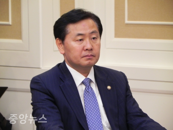 김관영 의원은 문 대통령의 원격 결재를 촉구했다. (사진=박효영 기자)