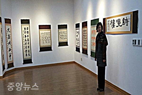 2017년 서예 개인전을 열고 있는 이숙자 씨 (사진= 이숙자 제공)