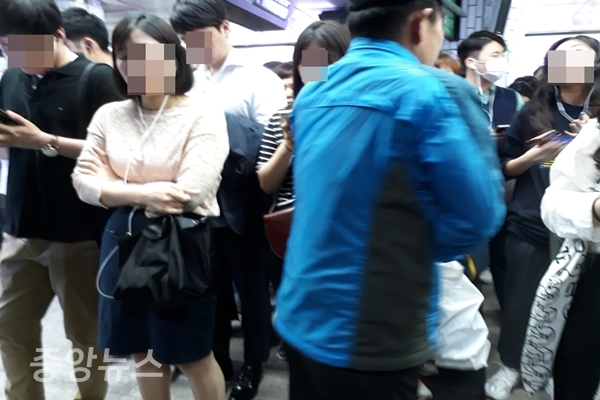 신도림역 지하철을 기다리는 출근길 시민들(사진=신현지 기자)