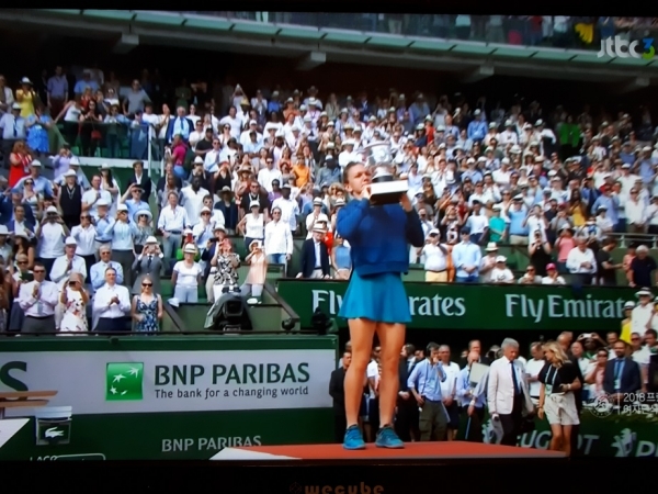 프랑스오픈 테니스 여자단식 메이져 대회에서 '할레프 우승'을 차지했다.(사진=JTBC TV방송 캡쳐)