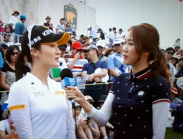 17일 한국여자골프 대회에서 우승을 차지한 오지현 선수가 경기를 마치고 방송 인터뷰를 하고 있는 모습.(사진=SBS골프 방송 캡쳐)