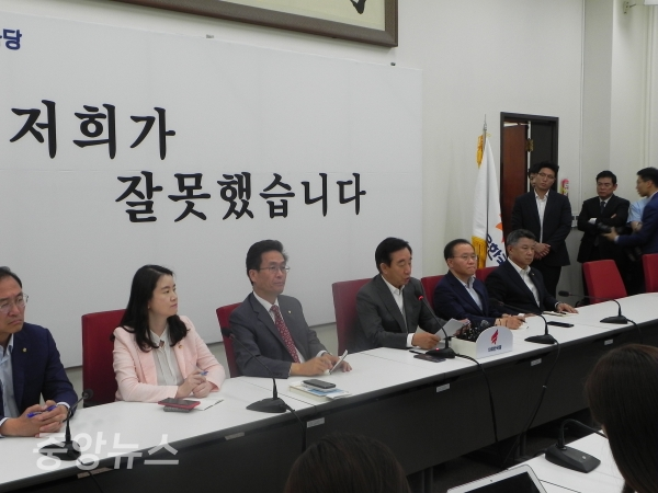 한국당은 지방선거 이후부터 지금까지 단 한 번도 정부여당을 비판하는 논평을 내지 않고 조용한 분위기를 유지하고 있다. (사진=박효영 기자)