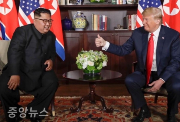 서로 화기애애한 인간 관계를 형성한 두 정상. 트럼프 대통령이 김 위원장에게 엄지척을 하고 있다. (사진=백악관)