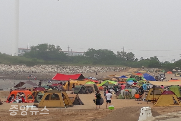 이른 여름을 즐기려는 대부도의 텐트족에 기온은 벌써부터 한여름이다 (사진=신현지 기자