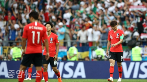 1:2 패배로 실망감이 가득한 한국 국가대표팀 (사진=FIFA 제공)