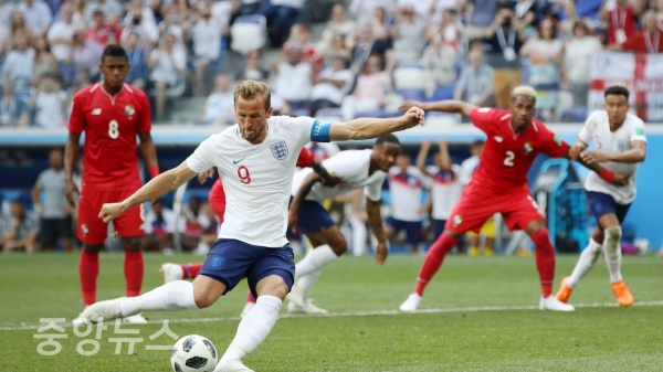 페널티킥 골을 성공시키는 잉글랜드의 해리 케인 (사진=FIFA 제공)