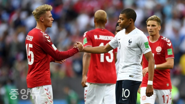 경기종료 후 16강 진출을 서로 축하하는 덴마크, 프랑스 대표팀 (사진=FIFA 제공)