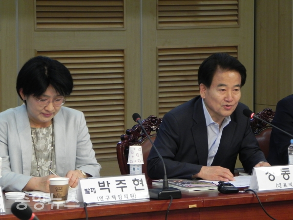 정동영 의원은 원외 정당 연석회의 제안에 대해 선거 연대체를 만들겠다고 약속했고 박주현 의원은 정의당의 반응을 궁금해하며 관심을 보였다. (사진=박효영 기자)