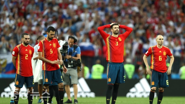 8강 진출에 실패한 스페인 대표팀 (사진=FIFA 제공)