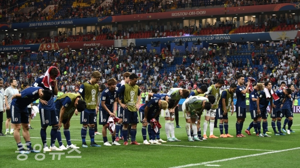 8강 진출에 실패한 일본 대표팀 (사진=FIFA 제공)