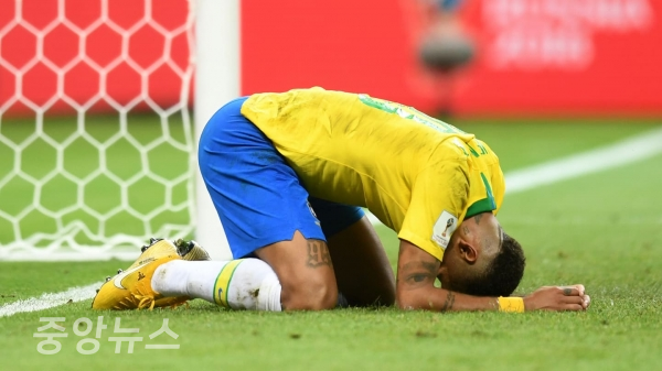 경기 후 실망감을 감추지 못하는 브라질의 에이스 네이마르 (사진=FIFA 제공)