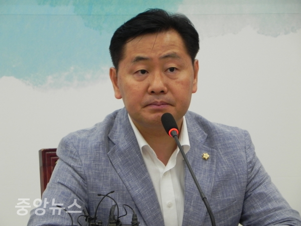 김관영 원내대표는 공부하고 정책별 대안을 제시하는 실용주의 정당이 되겠다고 강조했다. (사진=박효영 기자)