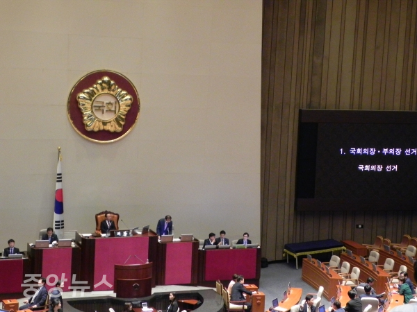 13일 오전 10시에 열린 본회의. 국회 의장단 선출을 위해서 절차가 진행되고 있다. (사진=박효영 기자)