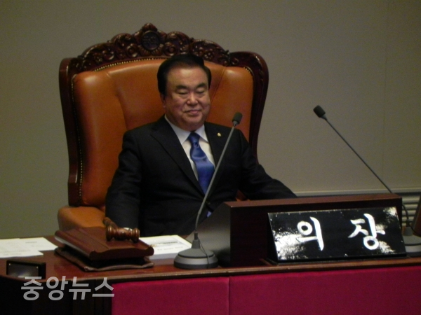 문 의장이 당선 소감을 발표하고 의장석이 앉아서 국회부의장 선거를 진행했다. (사진=박효영 기자)